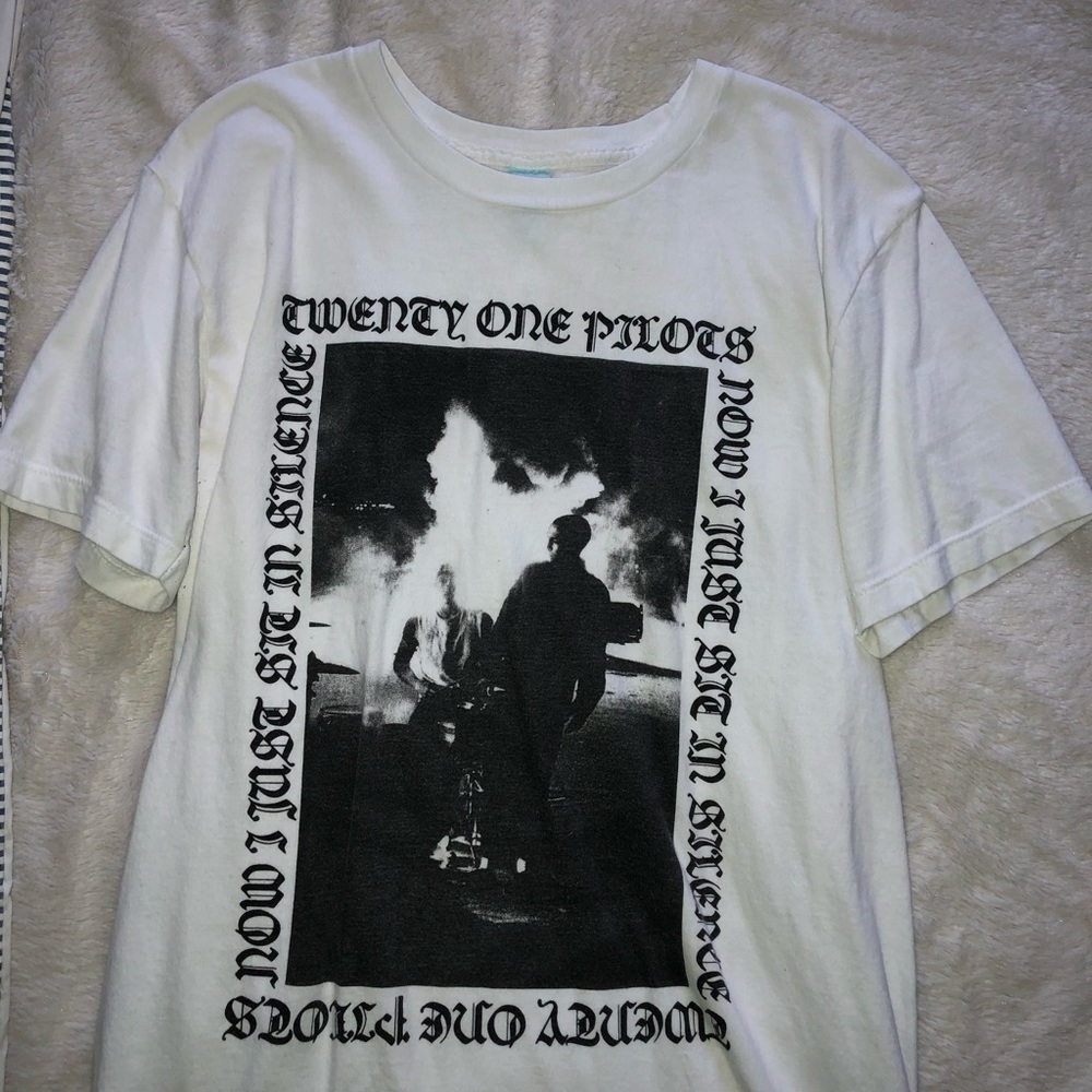 Twenty one Pilots old english fire shirt 🔥